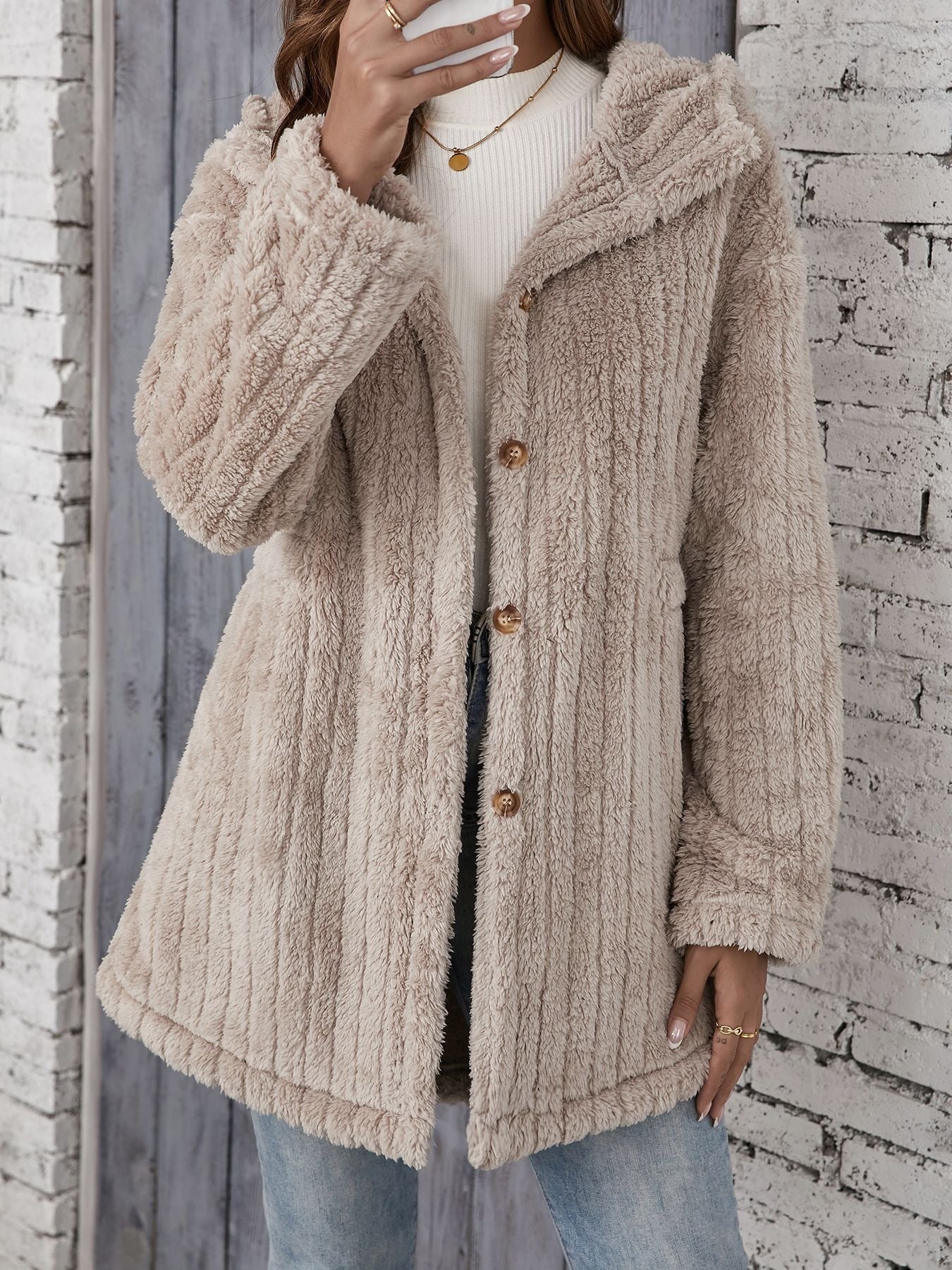 Dickes, flauschiges Streifen-Print-Jacquard-Knopfcardigan mit Kapuze