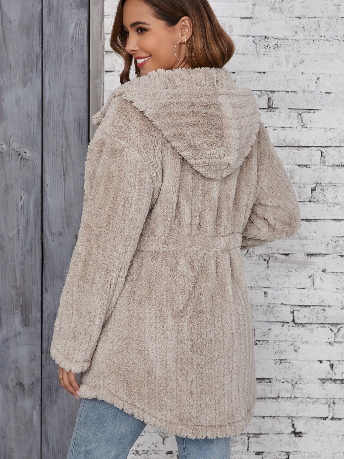 Dickes, flauschiges Streifen-Print-Jacquard-Knopfcardigan mit Kapuze